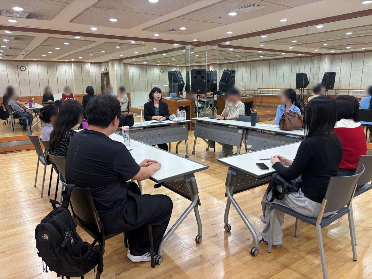 대전예술의전당 아카데미 출강 수업에서 강사가 참여자들과 둘러앉아 이야기하는 모습
