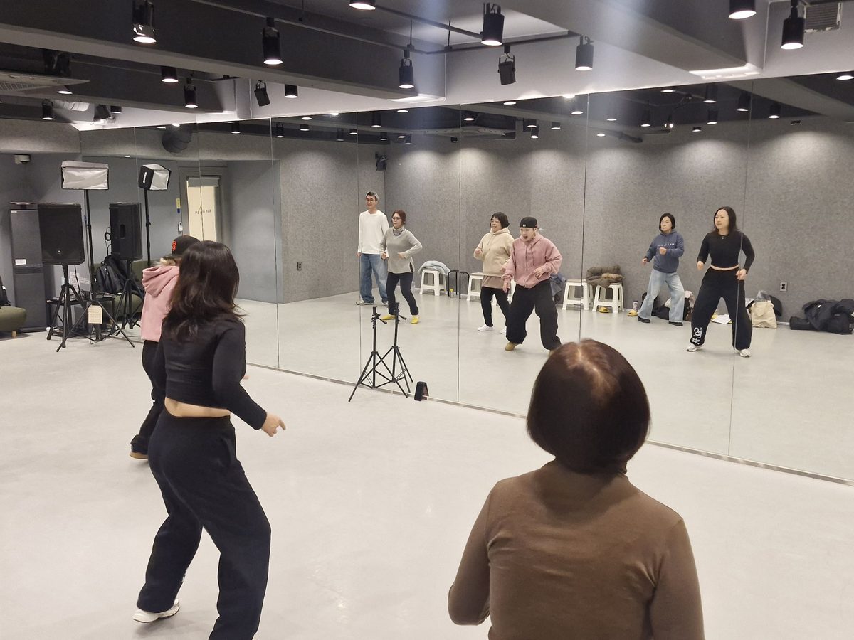 댄스 원데이 클래스에서 거울 앞에서 안무를 따라 하는 참여자들